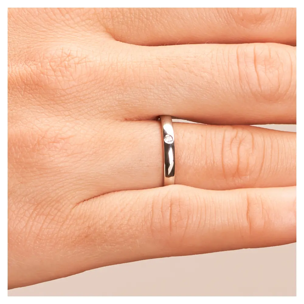 Vorsteckring aus Stahl in 2,5 mm mit Diamanten und Polierung auf Hand im Zoom