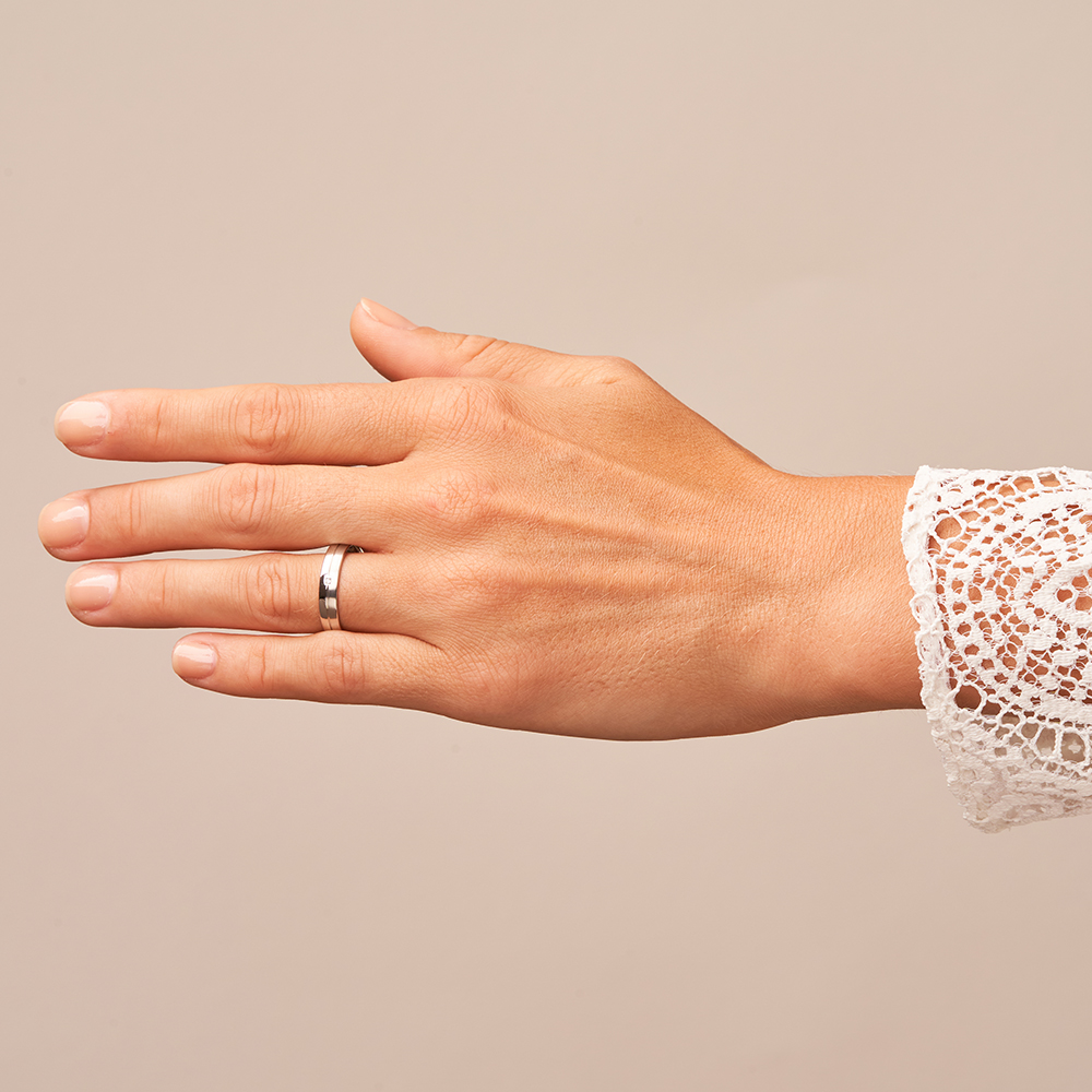 Platin Trauringe halbmatt halbpoliert mit Diamanten auf Hand