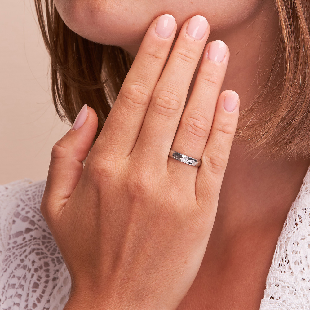 Aufnahme von gehämmerten Stahl Eheringen mit Diamanten auf Hand