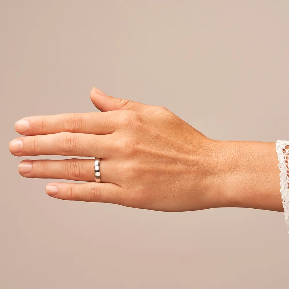 Weißgold Eheringe mit mattem Herrenring auf Hand