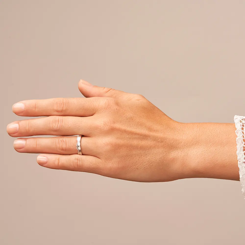 Weißgold Eheringe mit Damenring als Krone designt auf Hand