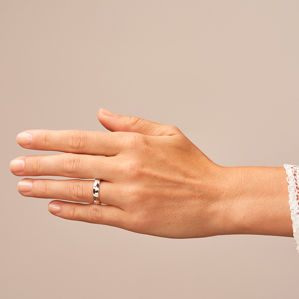In zwei Ebenen designte Weißgold&Roségold Eheringe auf Hand