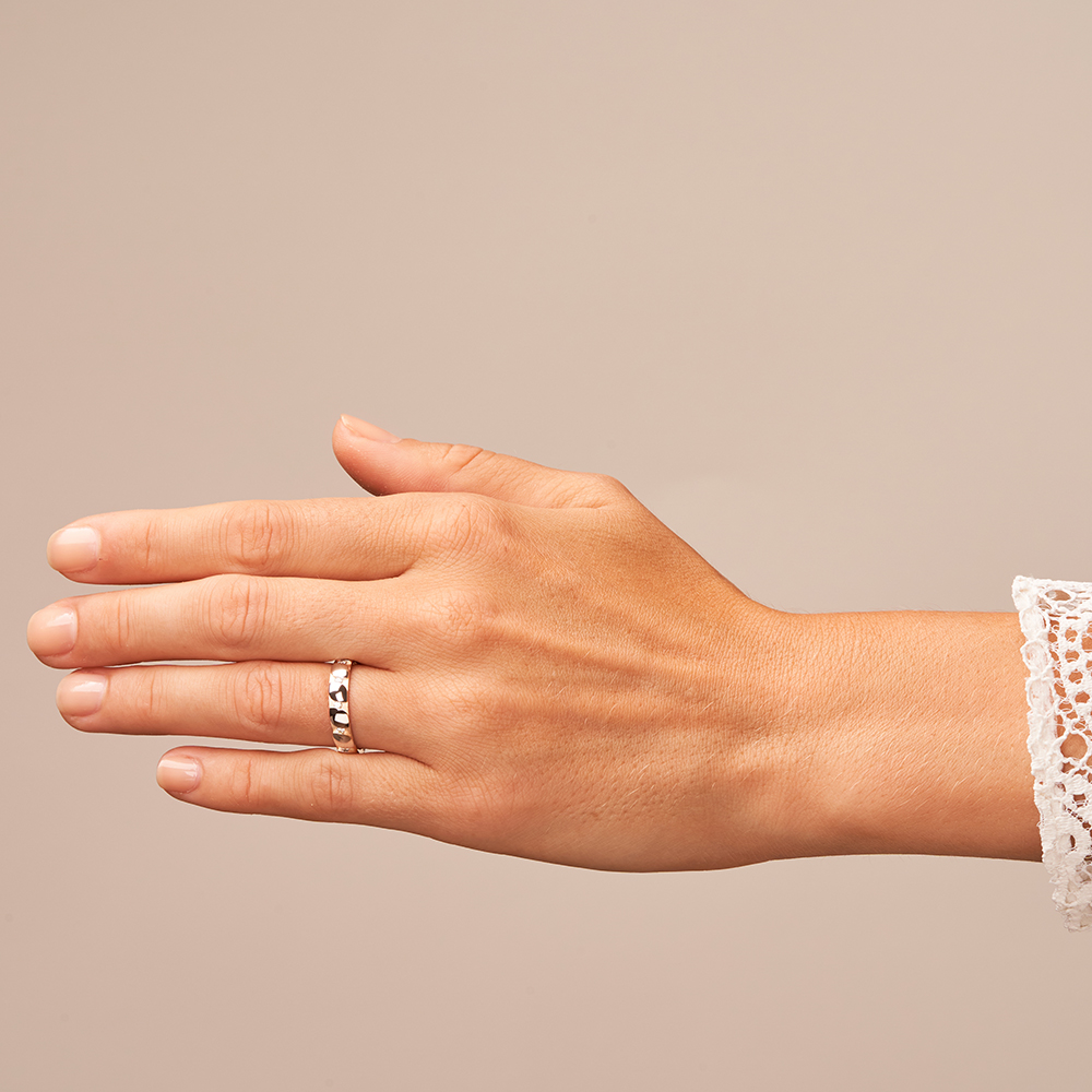In zwei Ebenen designte Weißgold&Roségold Eheringe mit 5 Diamanten in Vertiefungen auf Hand