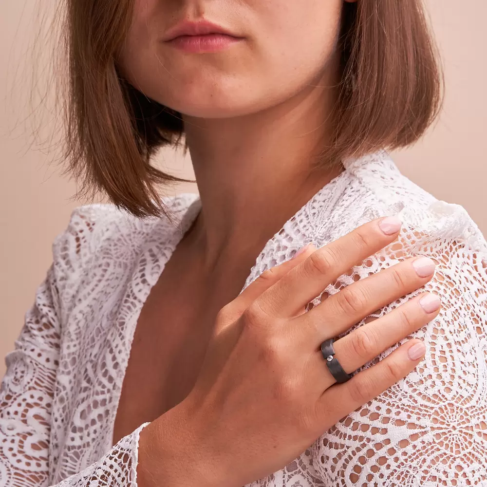 schwarzer Carbon Verlobungsring mit Zirkonia oder Diamanten an Hand an Schulter