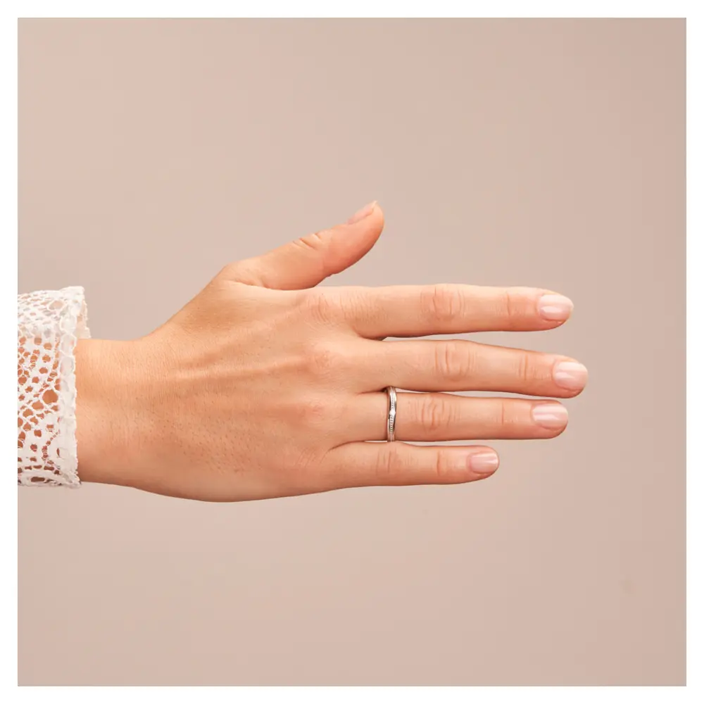 Trauring aus rhodiniertem Silber 925 in asymmetrischer Form mit Diamanten auf Hand