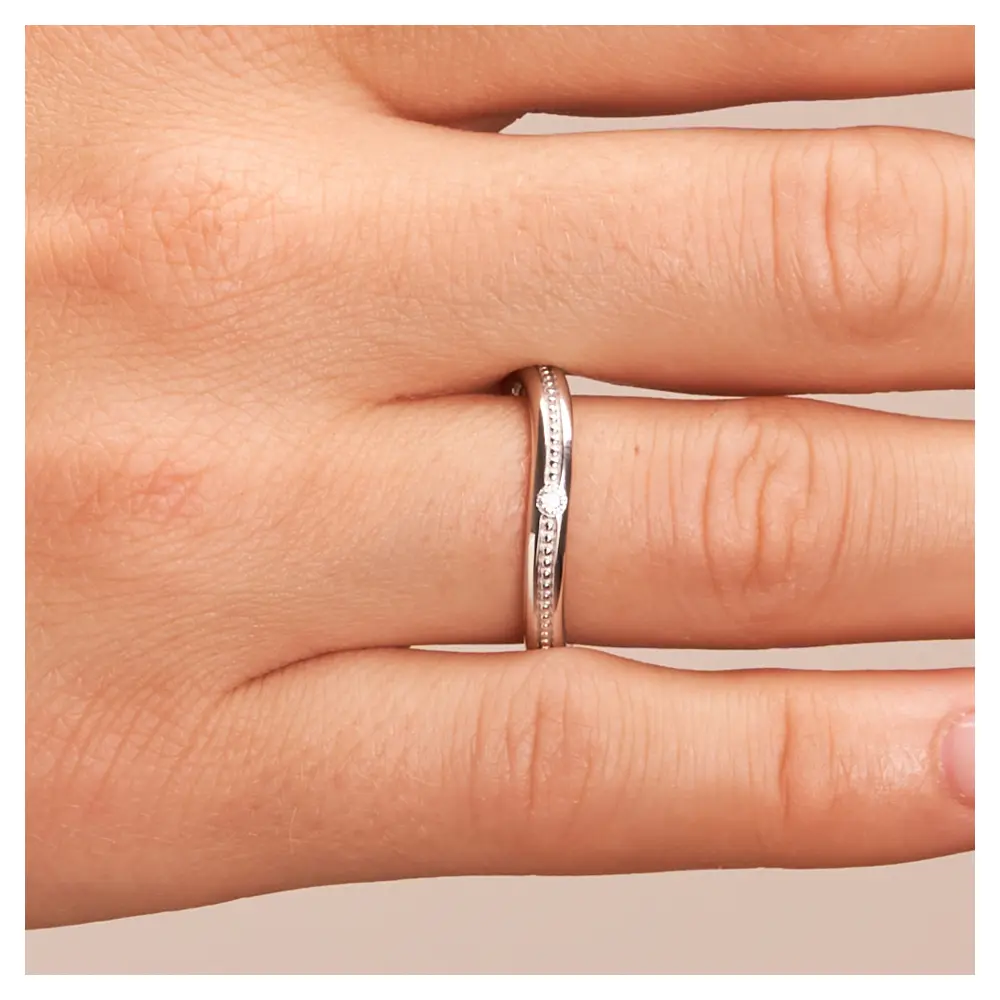 Trauring aus rhodiniertem Silber 925 in asymmetrischer Form mit Diamanten auf Hand im Zoom
