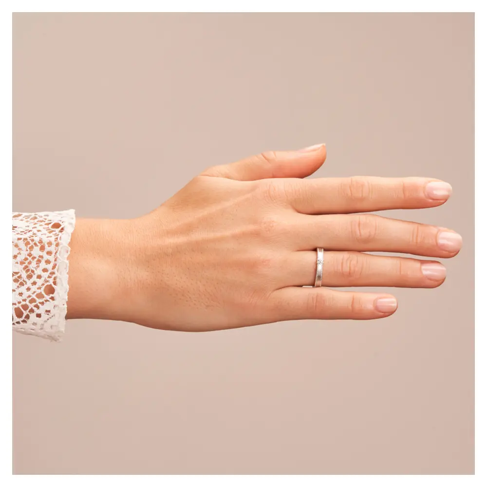 Trauring aus Silber 925 mit Labor-Diamanten und Millgriff auf Hand