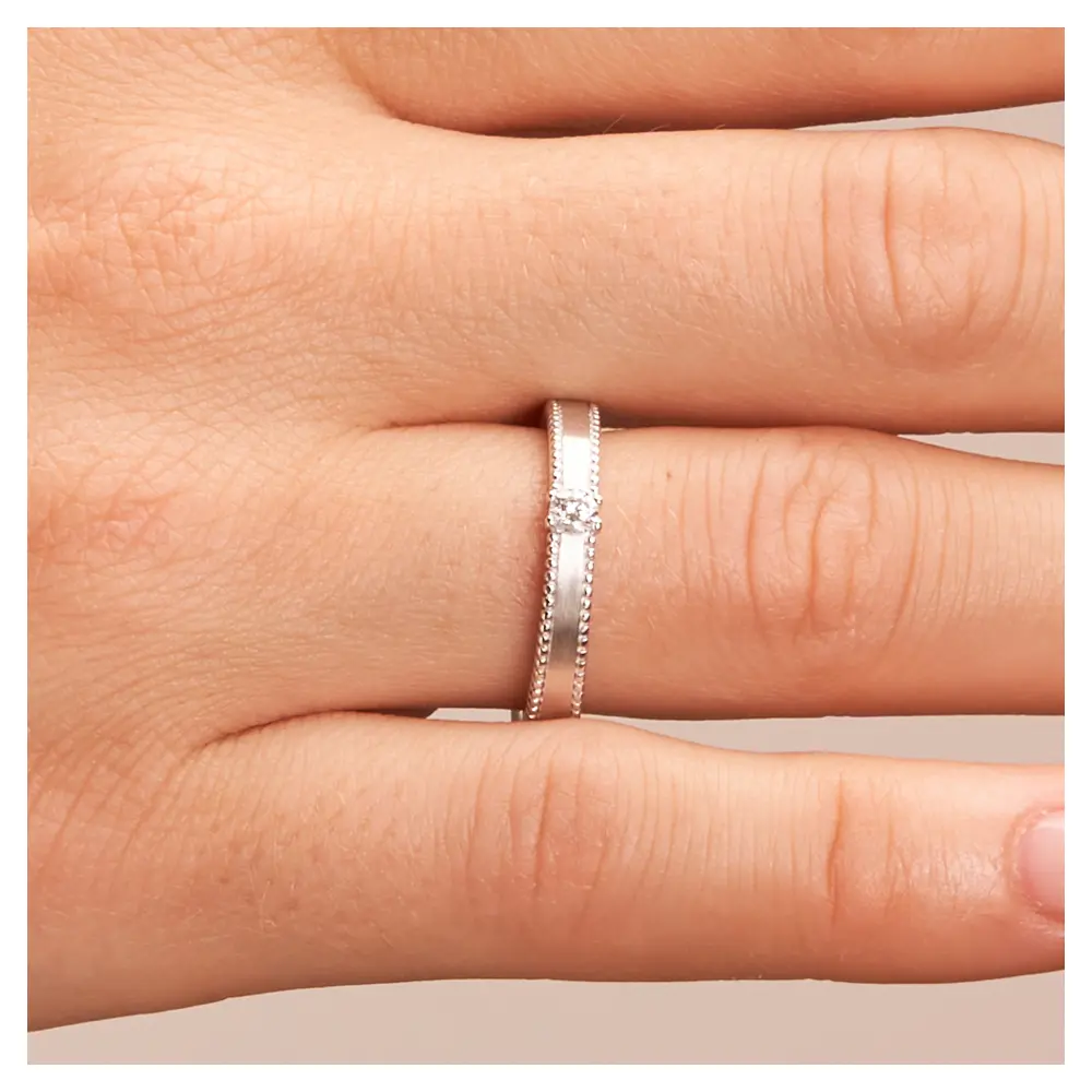Trauring aus Silber 925 mit Labor-Diamanten und Millgriff auf Hand im Zoom