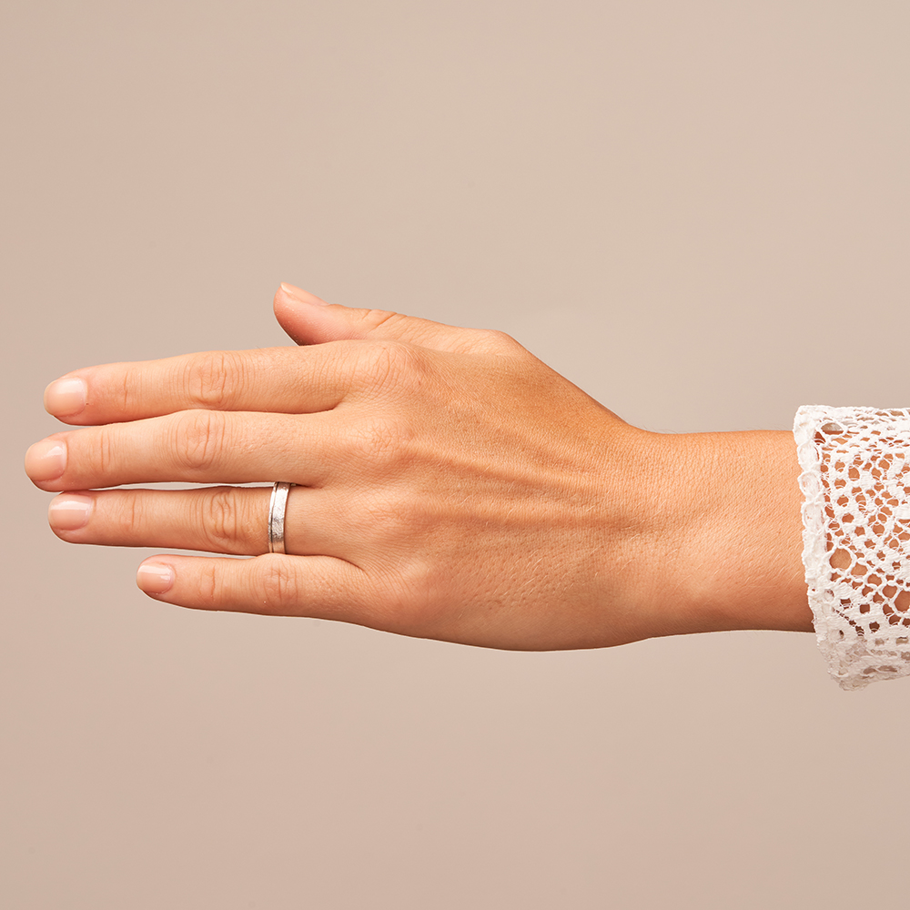 Platin Eheringe mit Eismattierung auf Hand