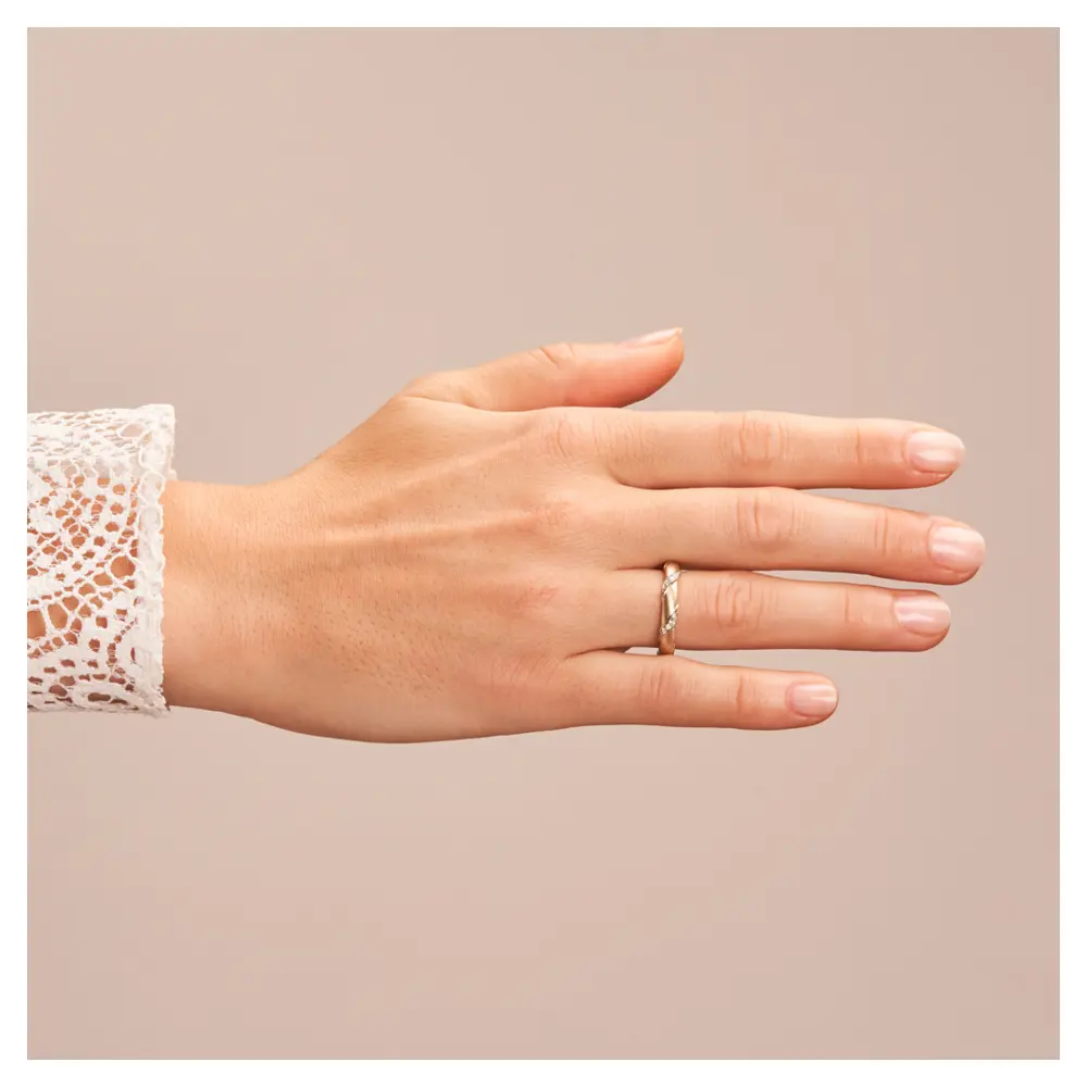 Quermatte Trauringe aus vergoldetem Silber 925 mit Diamanten auf Hand