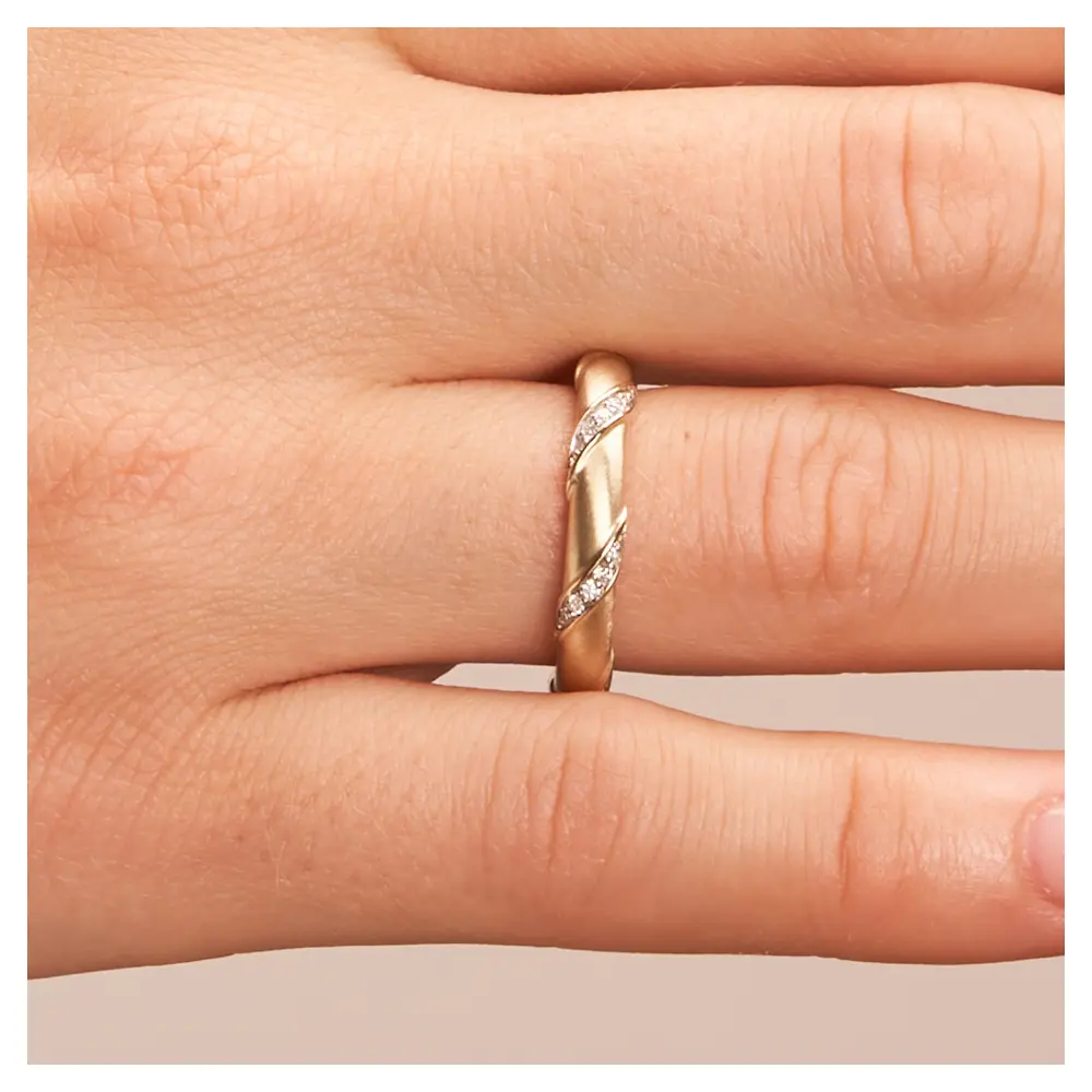 Quermatte Trauringe aus vergoldetem Silber 925 mit Diamanten auf Hand im Zoom