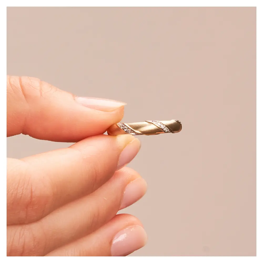 Quermatte Trauringe aus vergoldetem Silber 925 mit Diamanten in Hand