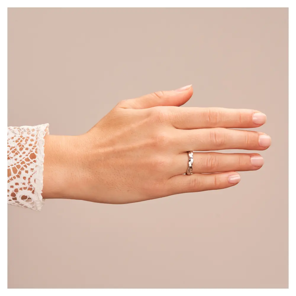 Trauringe aus rhodiniertem Silber 925 in geflochtenem Design auf Hand