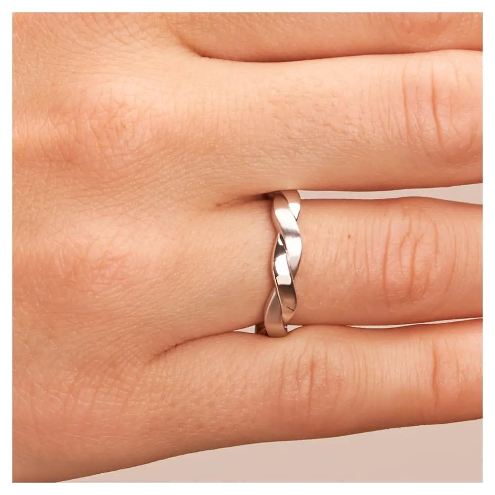 Trauringe aus rhodiniertem Silber 925 in geflochtenem Design auf Hand im Zoom