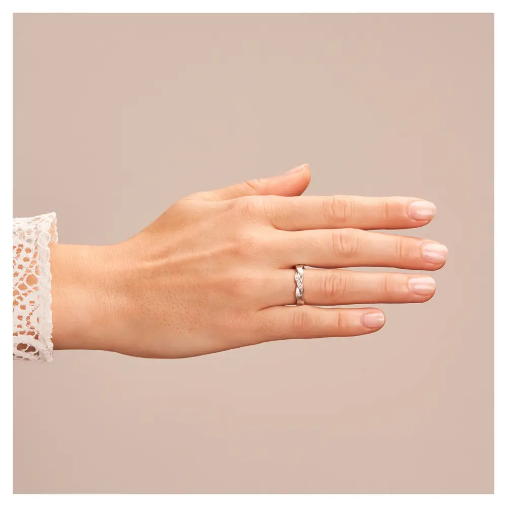 Trauringe aus rhodiniertem Silber 925 in geflochtenem Design mit Labor-Diamanten auf Hand