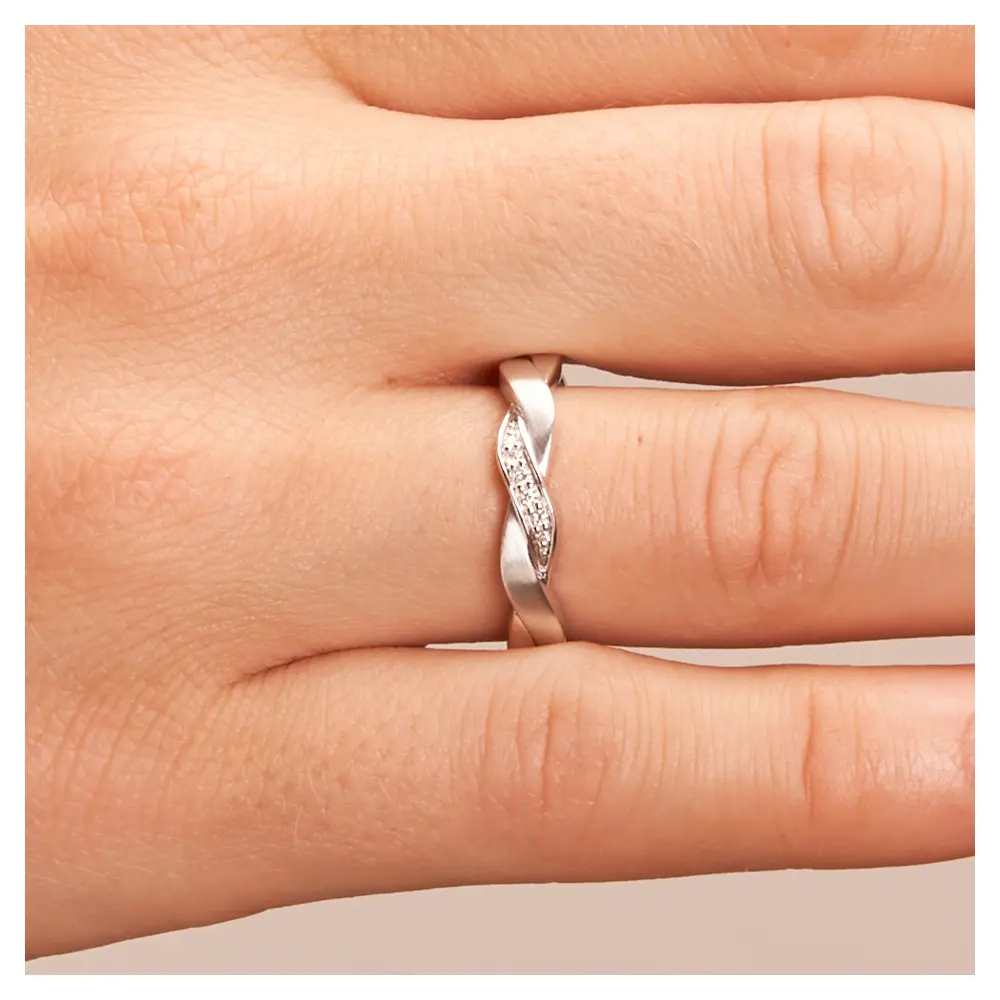 Trauringe aus rhodiniertem Silber 925 in geflochtenem Design mit Labor-Diamanten auf Hand im Zoom