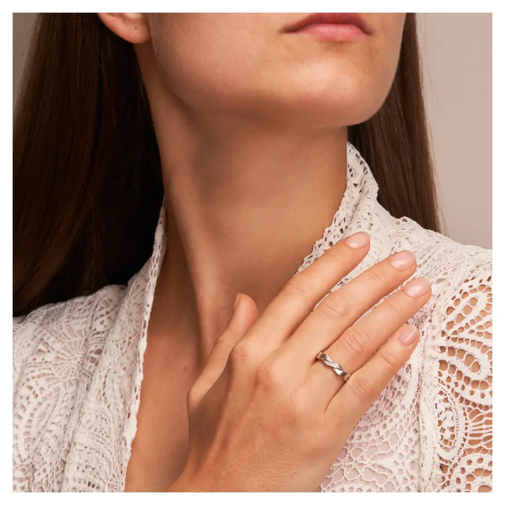 Trauringe aus rhodiniertem Silber 925 in geflochtenem Design mit Labor-Diamanten auf Hand im Gesicht