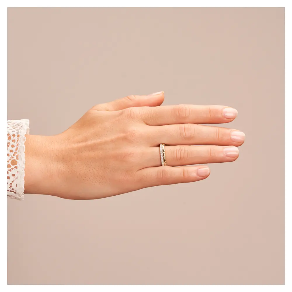 Trauringe aus Silber 925 mit Vergoldung und Band aus Labor-Diamanten auf Hand