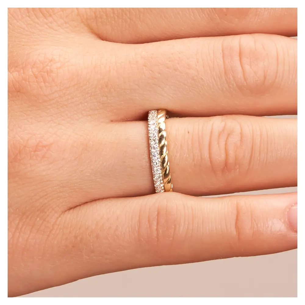 Trauringe aus Silber 925 mit Vergoldung und Band aus Labor-Diamanten auf Hand im Zoom