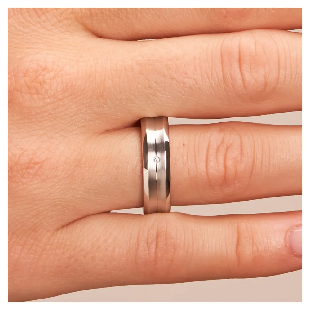 Eheringe aus Silber 925 platiniert konkavförmig mit polierten Rillen und Diamanten auf Hand im Zoom