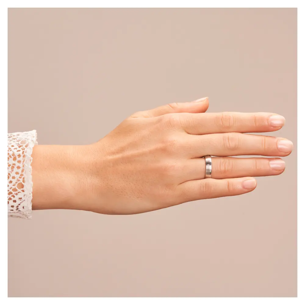 Trauringe aus platiniertem Silber 925 mit Diamanten und seitlicher Rille auf Hand