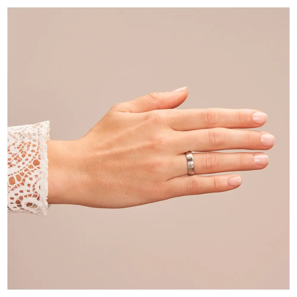 Trauringe aus platiniertem Silber 925 mit seitlicher Rille auf Hand