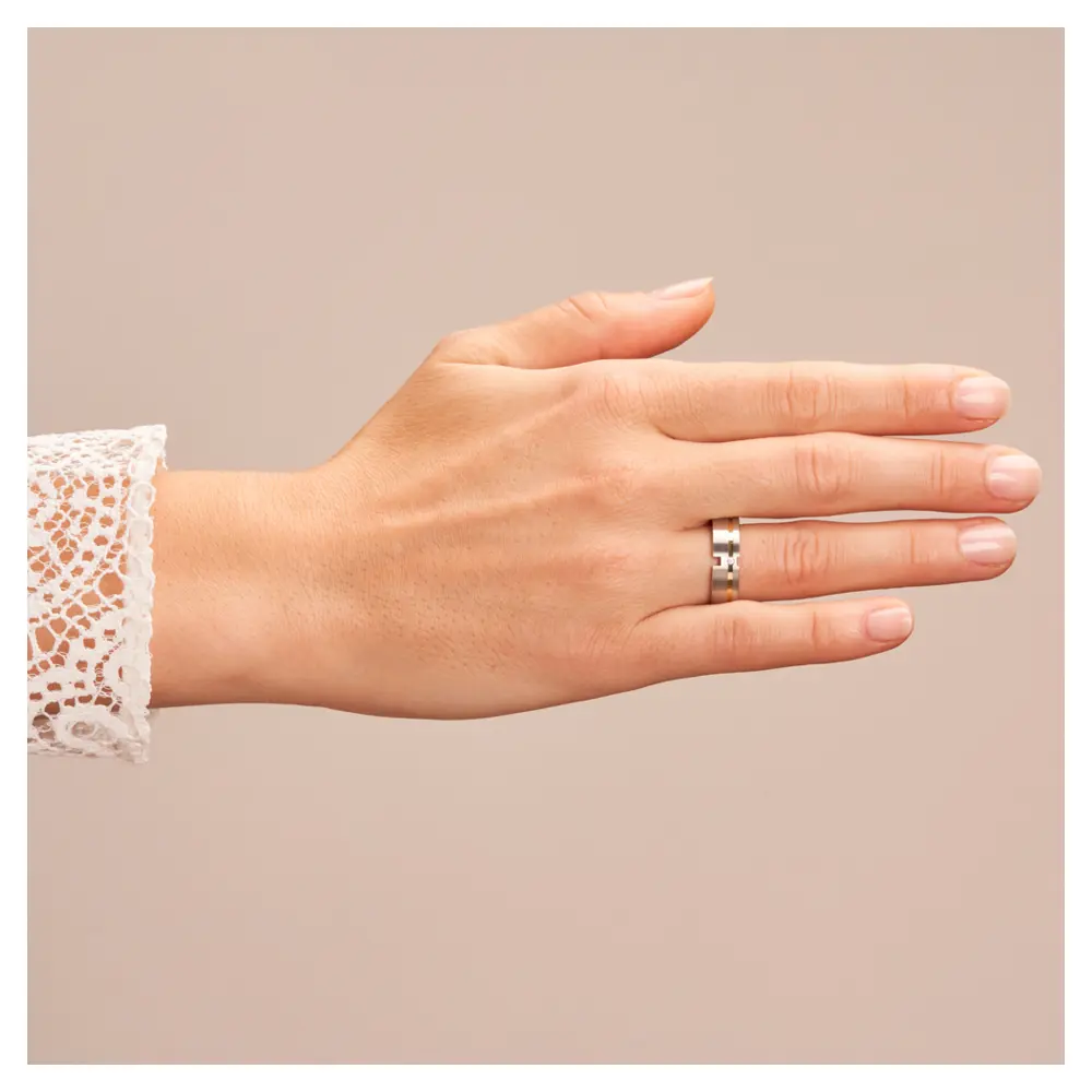 Trauringe aus platiniertem Silber mit Gelbgoldstreifen mit Diamanten auf Hand