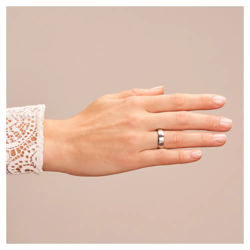 Trauringe aus platiniertem Silber 925 im wellenförmigen Design auf Hand