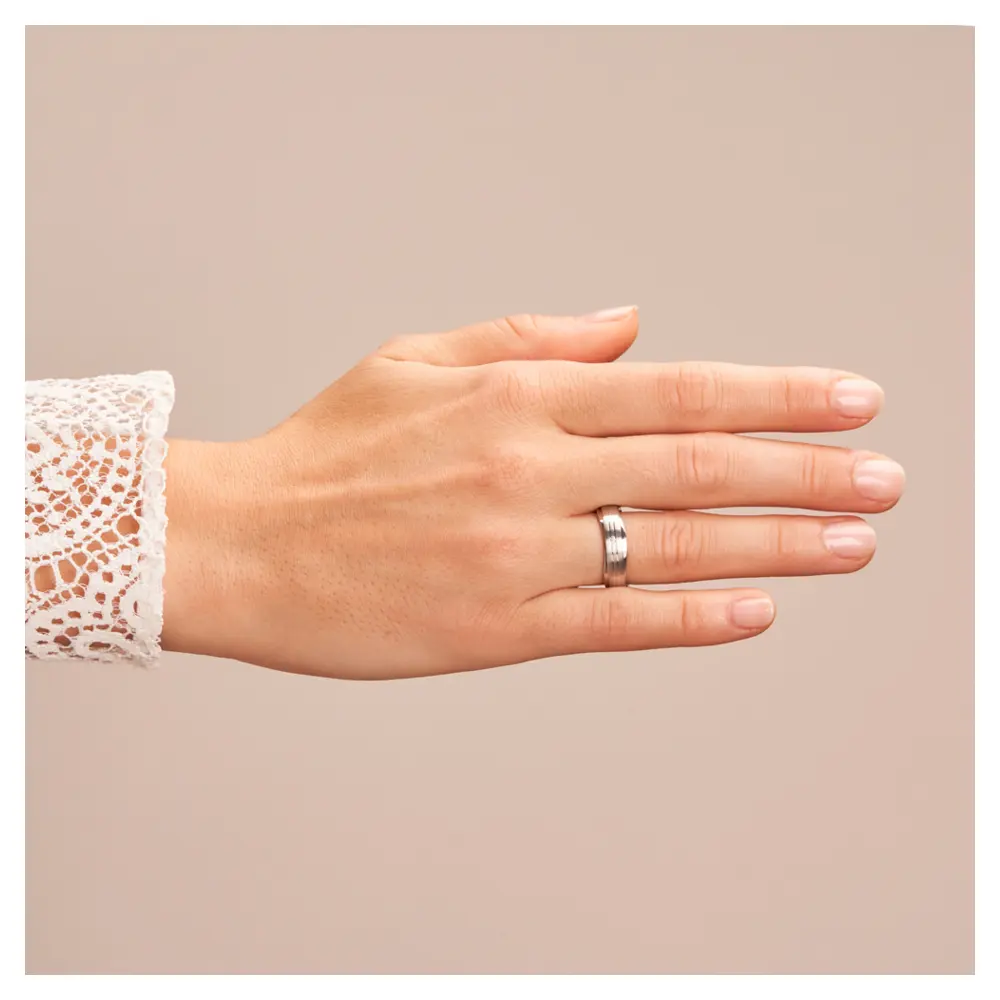 Trauringe aus platiniertem Silber 925 im wellenförmigen Design mit Diamanten auf Hand