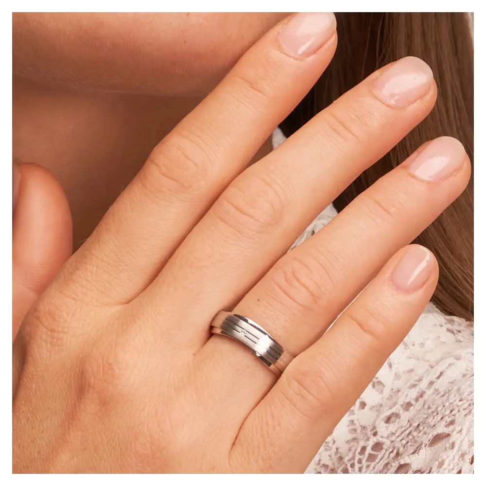 Trauringe aus platiniertem Silber 925 im wellenförmigen Design mit Diamanten am Gesicht im Zoom