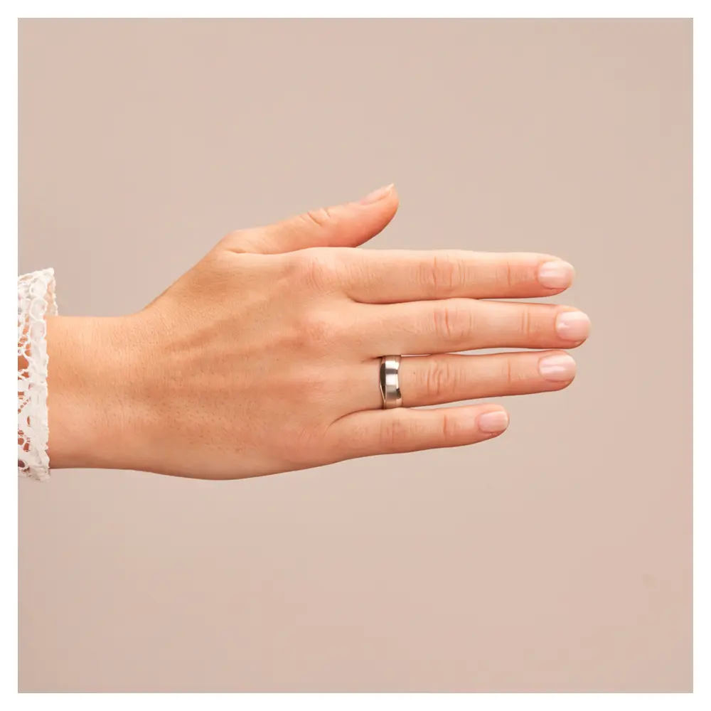 Trauringe aus Silber 925 platiniert mit welligem Rand auf Hand