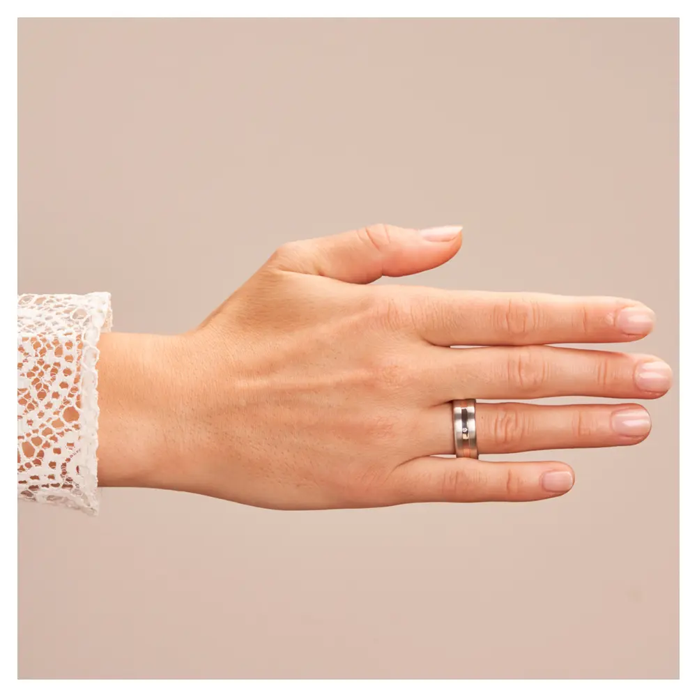 Trauringe aus Silber 925 platiniert mit Rotgold 14K Streifen und Diamanten auf Hand