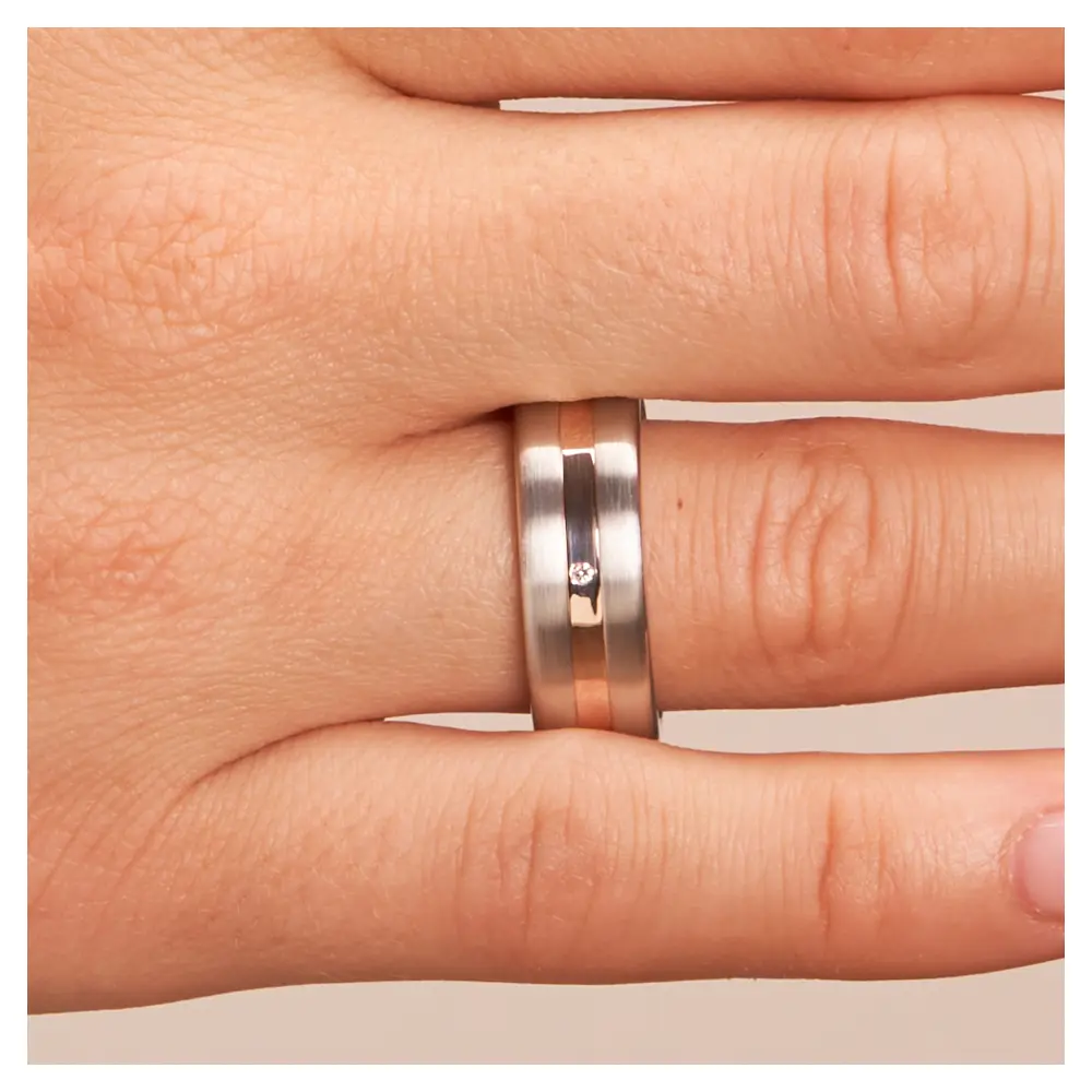 Trauringe aus Silber 925 platiniert mit Rotgold 14K Streifen und Diamanten auf Hand im Zoom