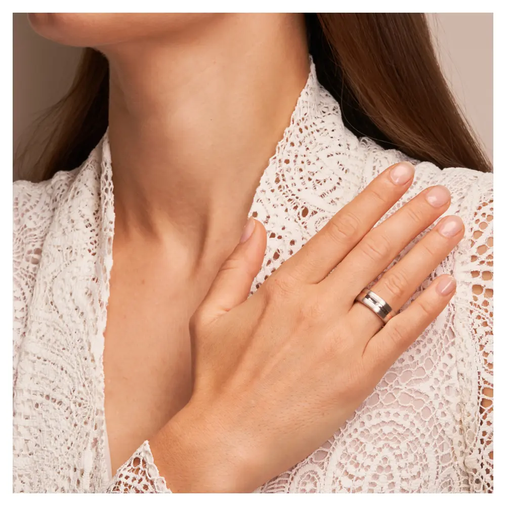 Trauringe aus Silber 925 platiniert mit Rotgold 14K Streifen und Diamanten auf Hand am Gesicht