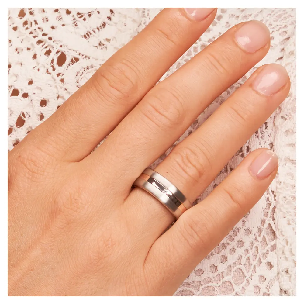 Trauringe aus Silber 925 platiniert mit Rotgold 14K Streifen und Diamanten am Gesicht im Zoom