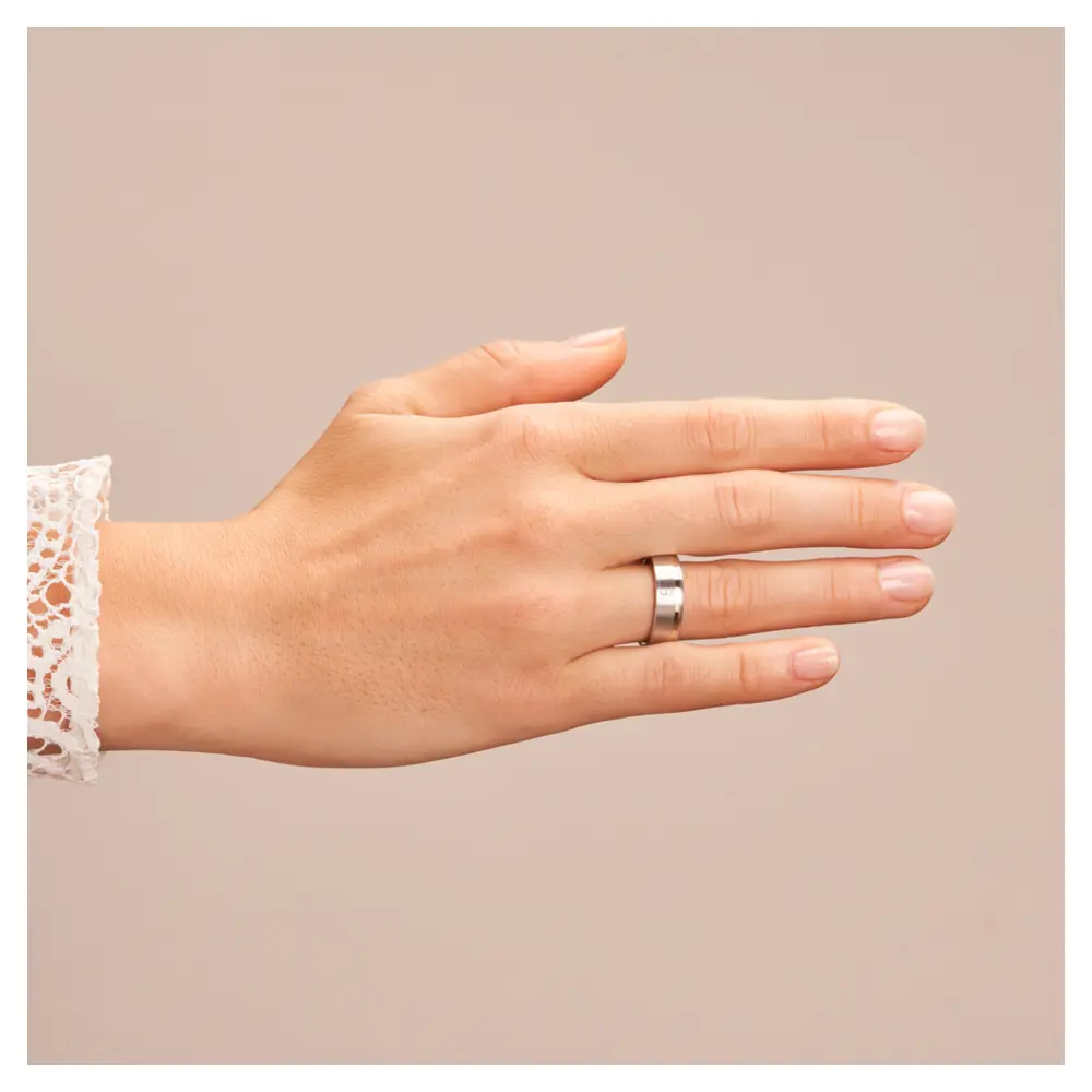 Eheringen aus Silber 925 mit Rotgold Rille und zwei Diamanten auf Hand