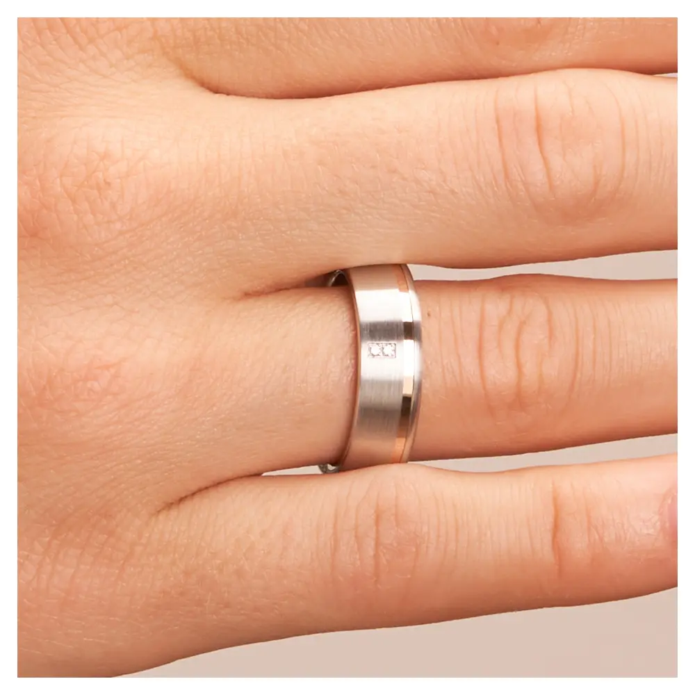 Eheringen aus Silber 925 mit Rotgold Rille und zwei Diamanten auf Hand im Zoom