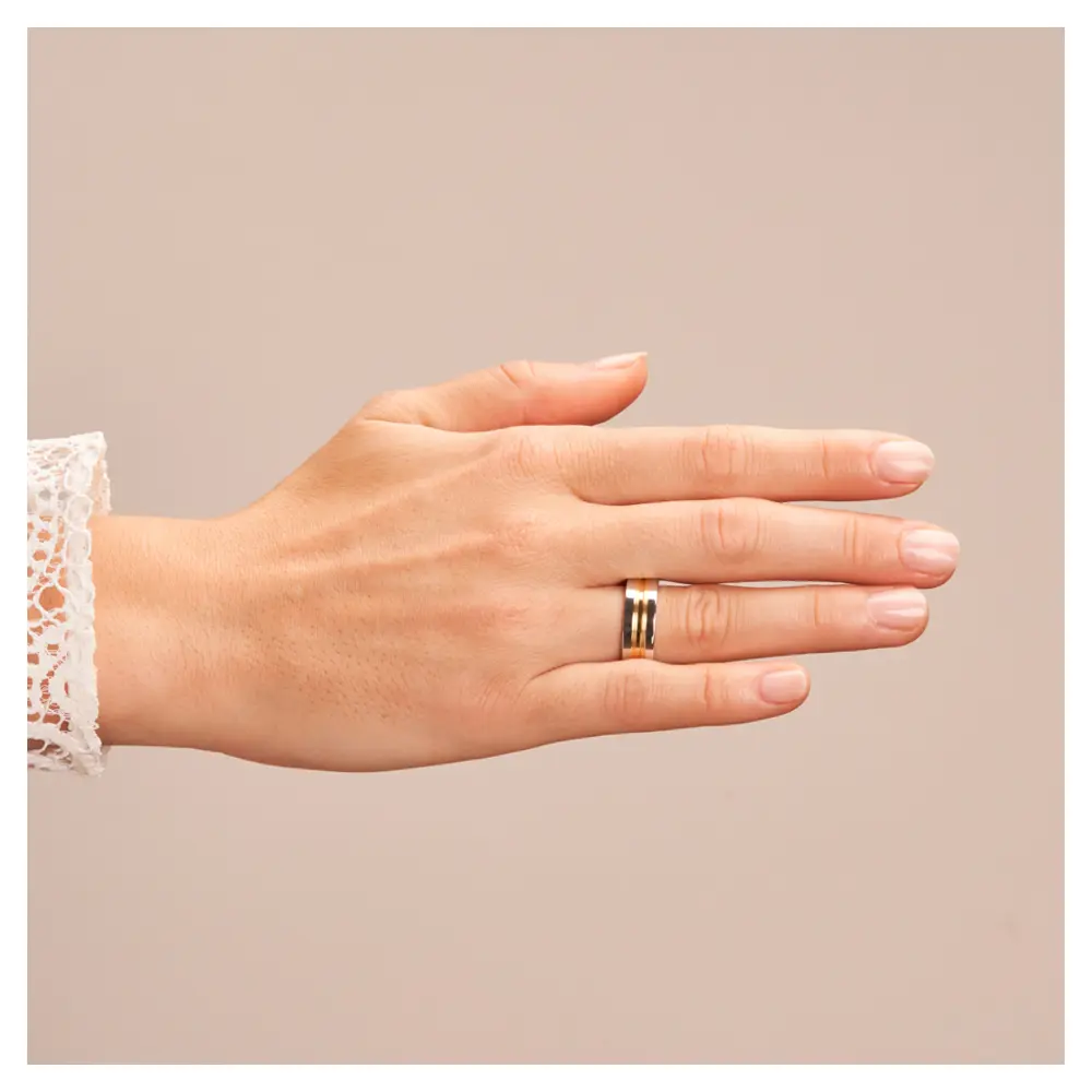 Trauringe aus Silber 925 platiniert mit 14K Gelbgold auf Hand