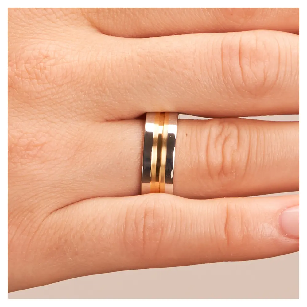 Trauringe aus Silber 925 platiniert mit 14K Gelbgold auf Hand im Zoom