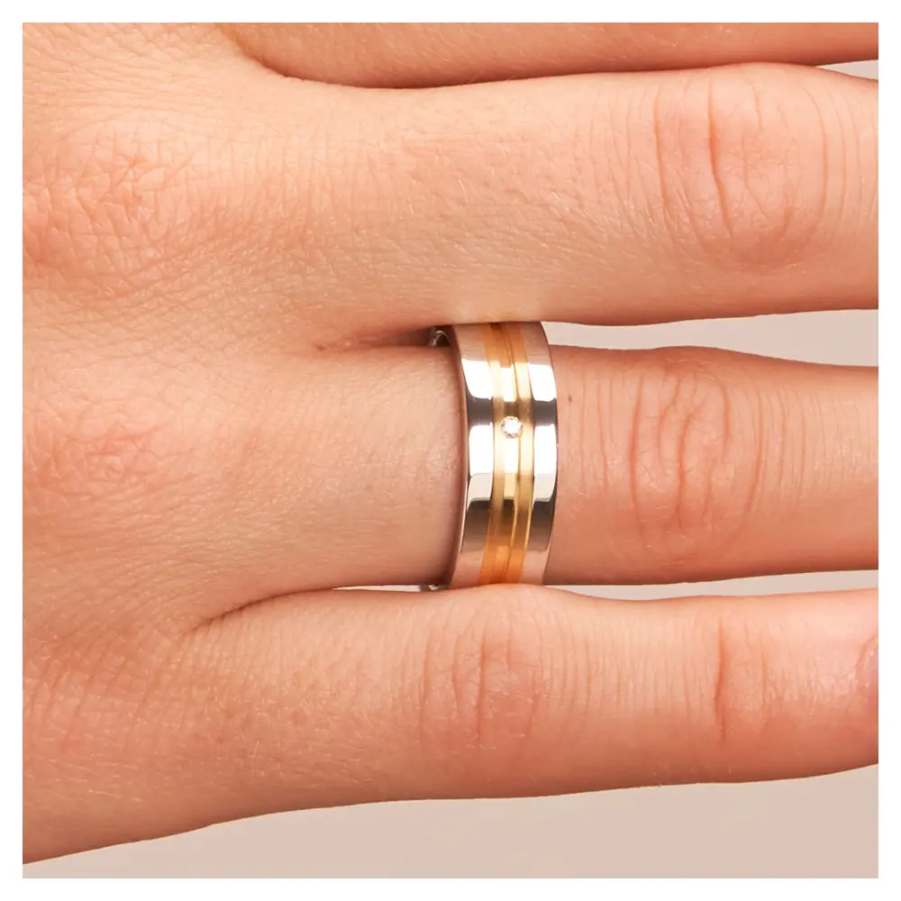 Trauringe aus Silber 925 platiniert mit 14K Gelbgold und Diamanten auf Hand im Zoom