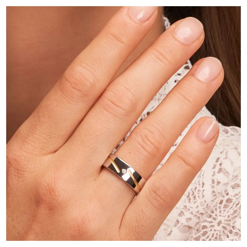 Trauringe aus platiniertem Silber 925 mit 14K Gelbgold in Rillen und Diamanten am Gesicht im Zoom