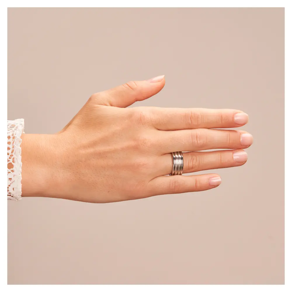 Eheringe breit und plastisch aus platiniertem Silber 925 mit Diamanten auf Hand
