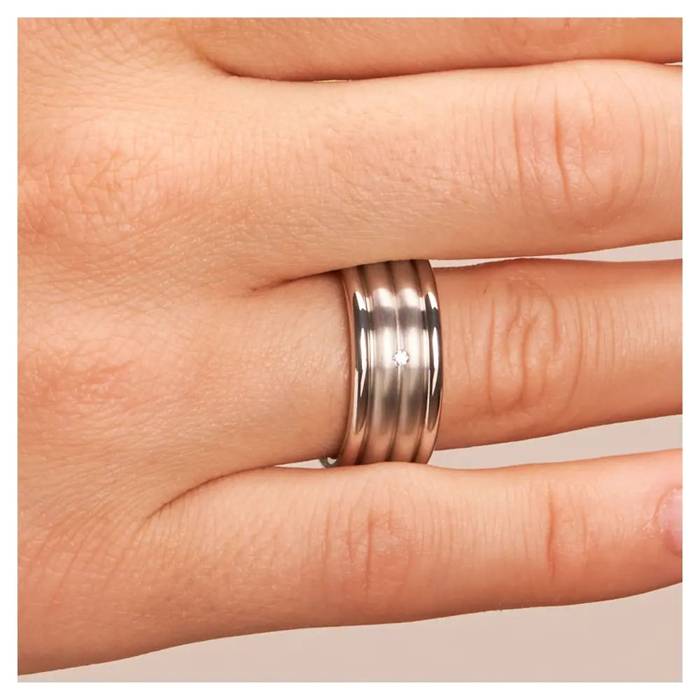 Eheringe breit und plastisch aus platiniertem Silber 925 mit Diamanten auf Hand im Zoom
