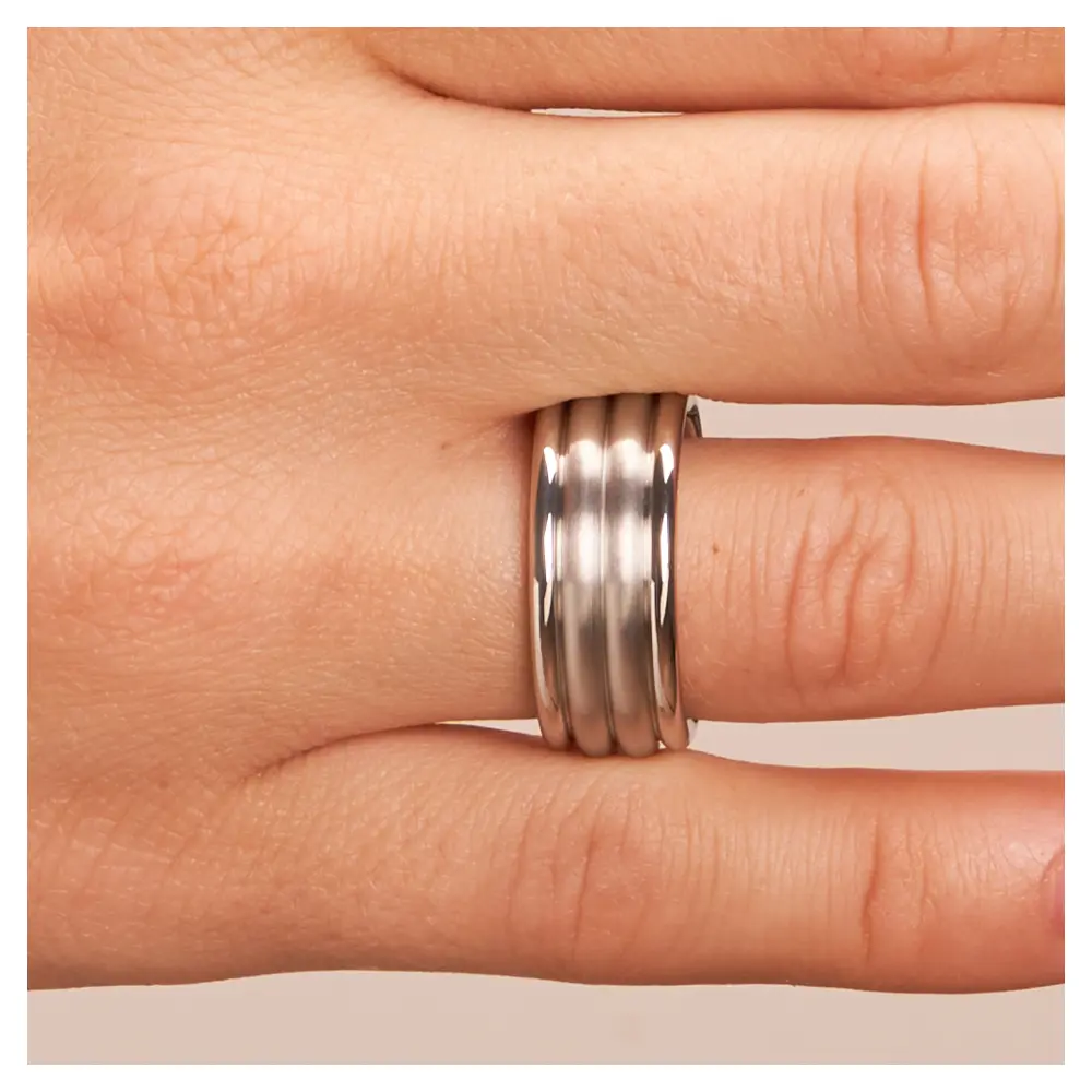 Eheringe breit und plastisch aus platiniertem Silber 925 auf Hand im Zoom