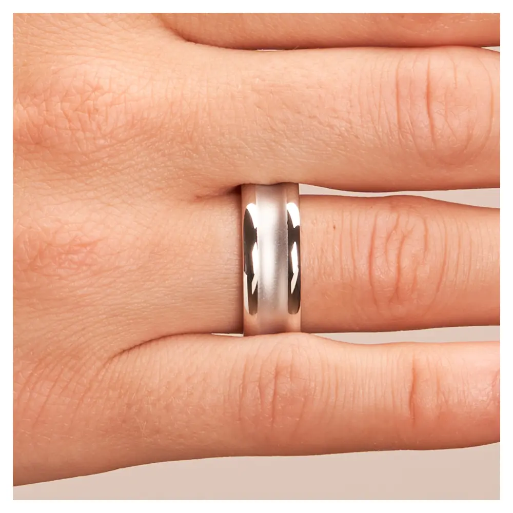 Trauringe aus platiniertem Silber 925 in konkaver Form matt auf Hand im Zoom