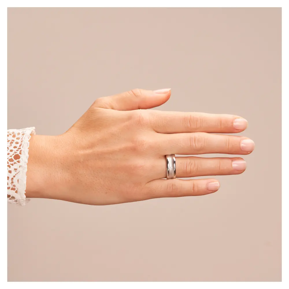 Trauringe aus platiniertem Silber 925 in konkaver Form matt mit Diamanten auf Hand