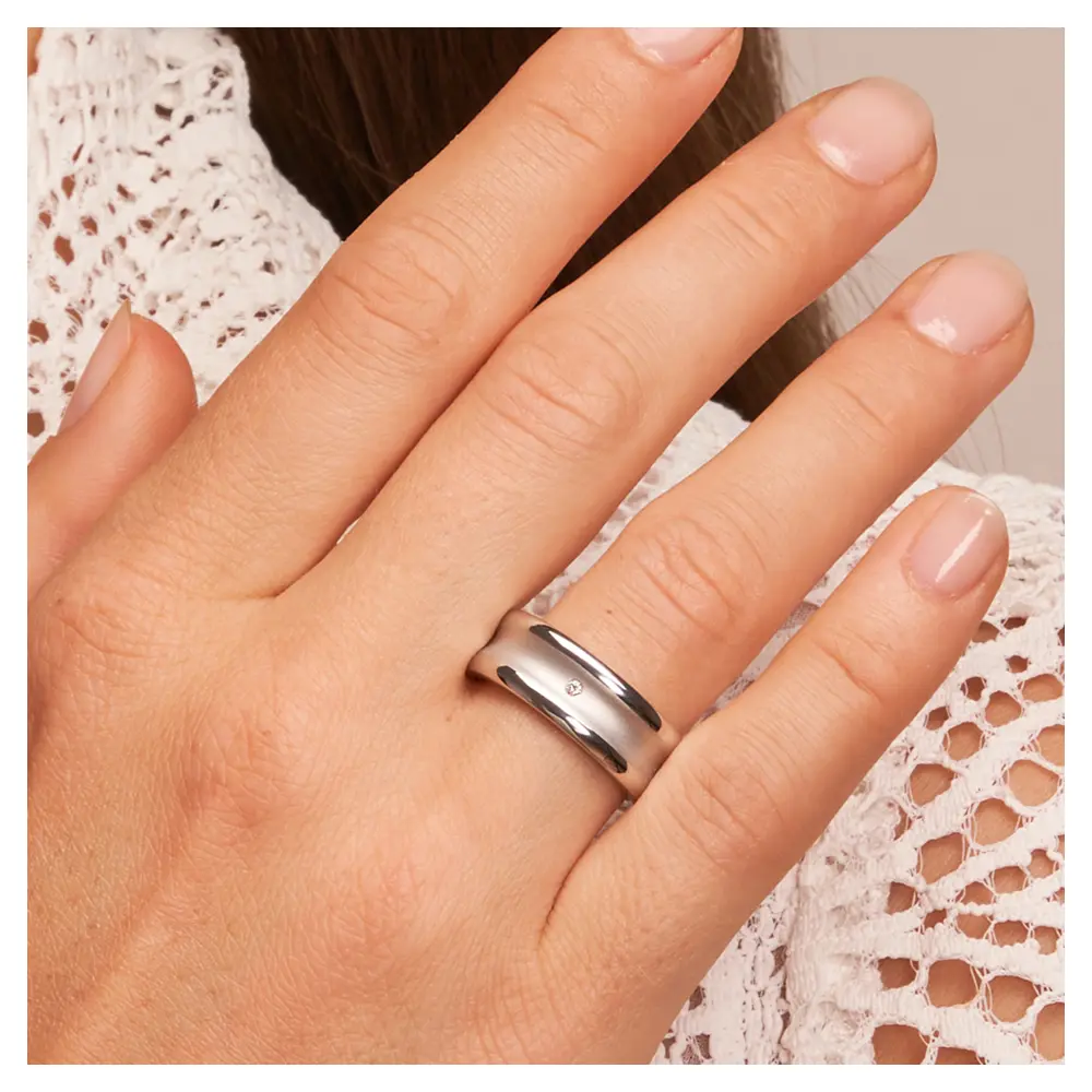 Trauringe aus platiniertem Silber 925 in konkaver Form matt mit Diamanten an Schulter im Zoom