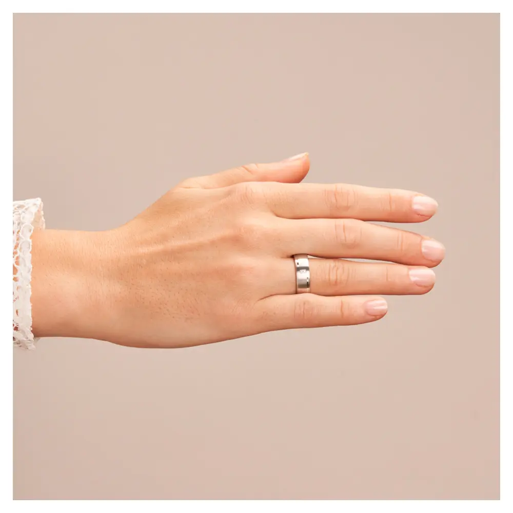 Matte Eheringe aus platiniertem Silber 925 mit zwei Diamanten und Rillen auf Hand