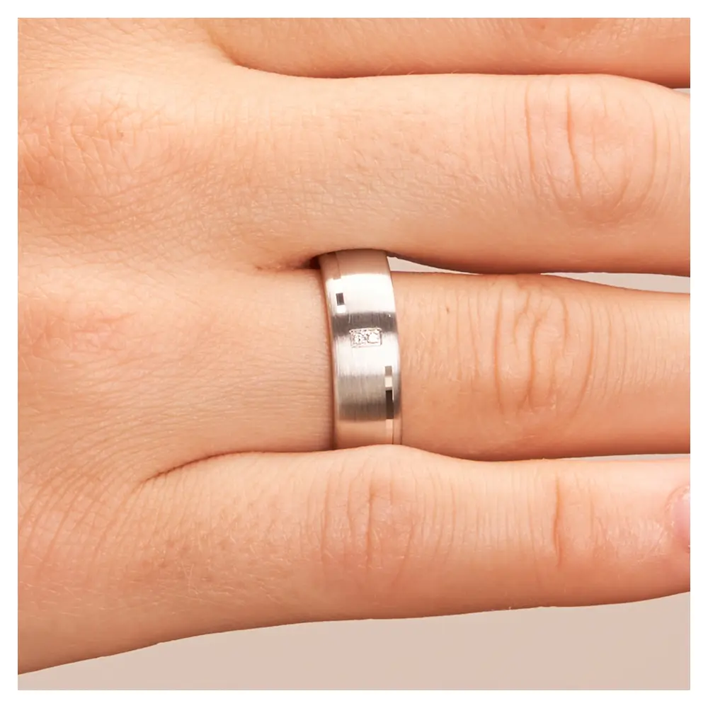Matte Eheringe aus platiniertem Silber 925 mit zwei Diamanten und Rillen auf Hand im Zoom