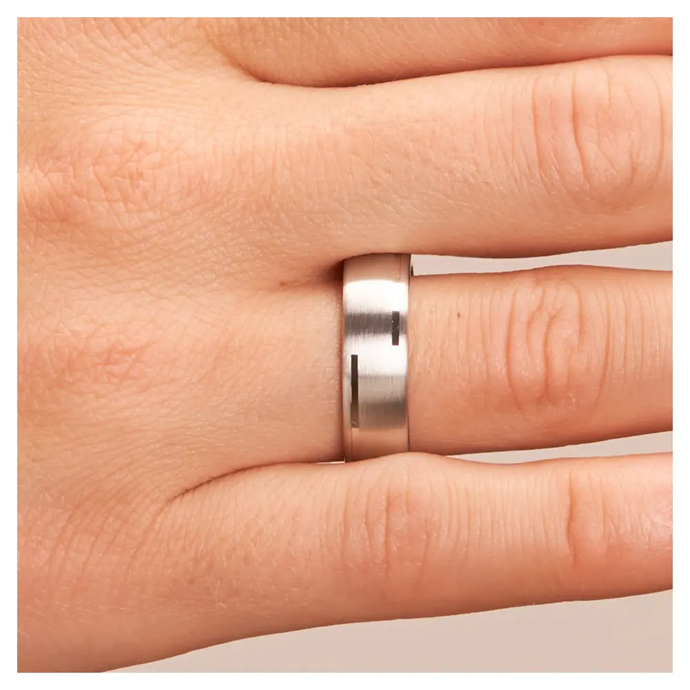 Matte Eheringe aus platiniertem Silber 925 mit zwei Rillen auf Hand im Zoom